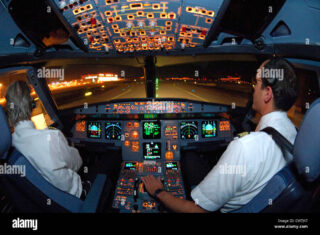 i-piloti-in-cabina-di-pilotaggio-di-airbus-321-dopo-lo-sbarco-di-notte-cw7j47